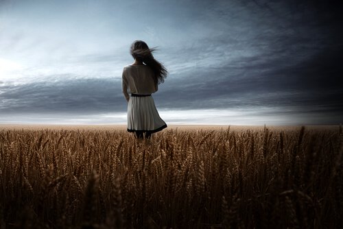 Mujer-sola-en-un-campo-de-trigo.jpg