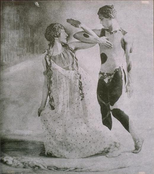 Nijinski_et_une_danseuse_2_par_Adolf_de_Meyer_1914_extrait_de_l´album_L´après-midi_d´un_faune_édité_par_Iribe.jpg