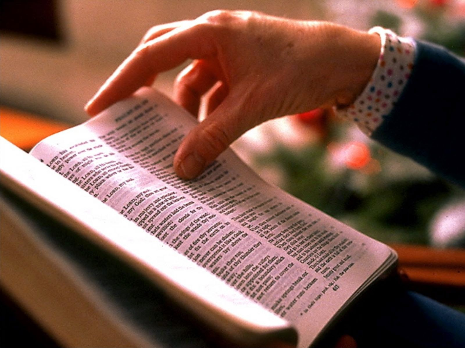 Православное чтение читать. Чтение Библии. Изучение Писания. Человек с Библией. Изучать Библию.