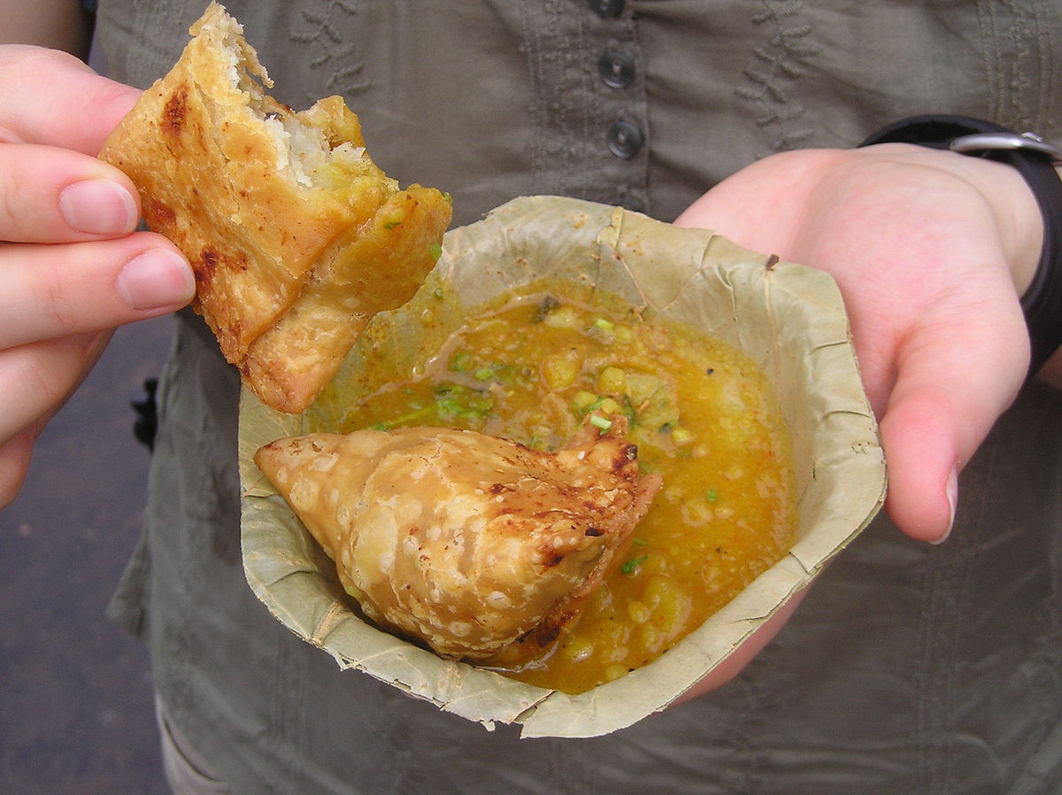 1200px-Samosa.jpg