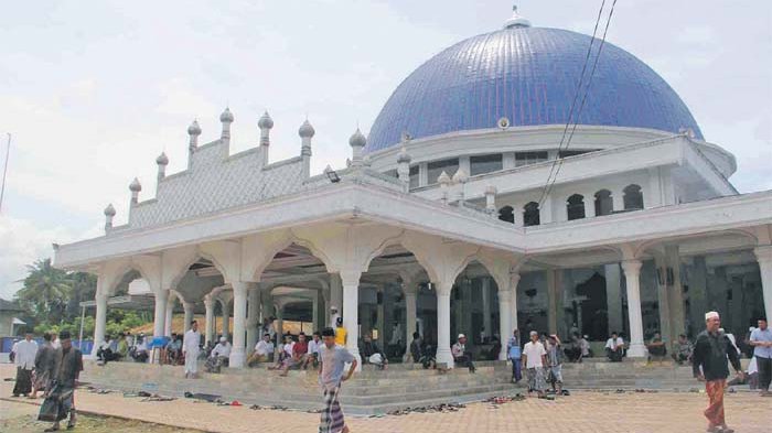 sejumlah-jamaah-keluar-dari-masjid-raya-labui_20171208_085704.jpg