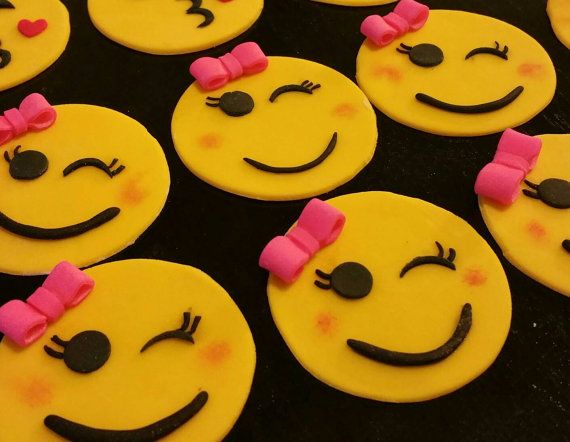 30d6d4bdef6f729bb37d4d88b7a5629f--emoji-cupcakes-emoji-cake.jpg