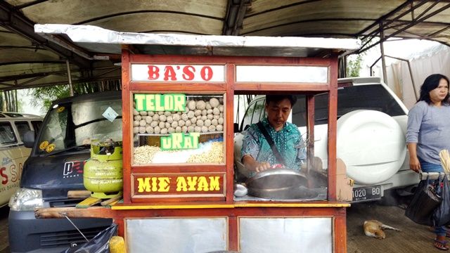 hari-pahlawan-pedagang-keliling-ini-gratiskan-baksonya-jika-hafal-pancasila-dan-lagu-indonesia-raya-WcXmETY2Wx.jpg