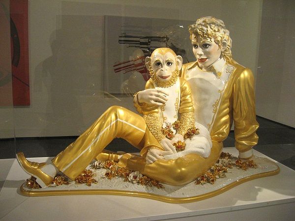 Michael_Jackson_and_Bubbles_(porcelain_sculpture).jpg