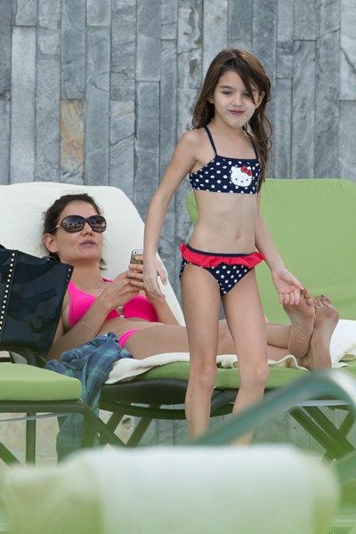 katie-holmes-pool-daughter-suri-miami-4.jpg