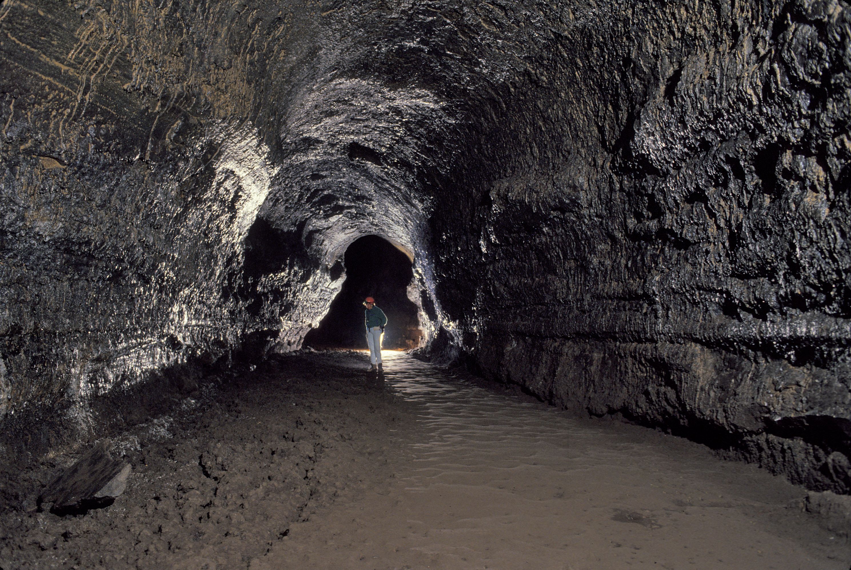 Lava_river_cave_passage_2.jpg