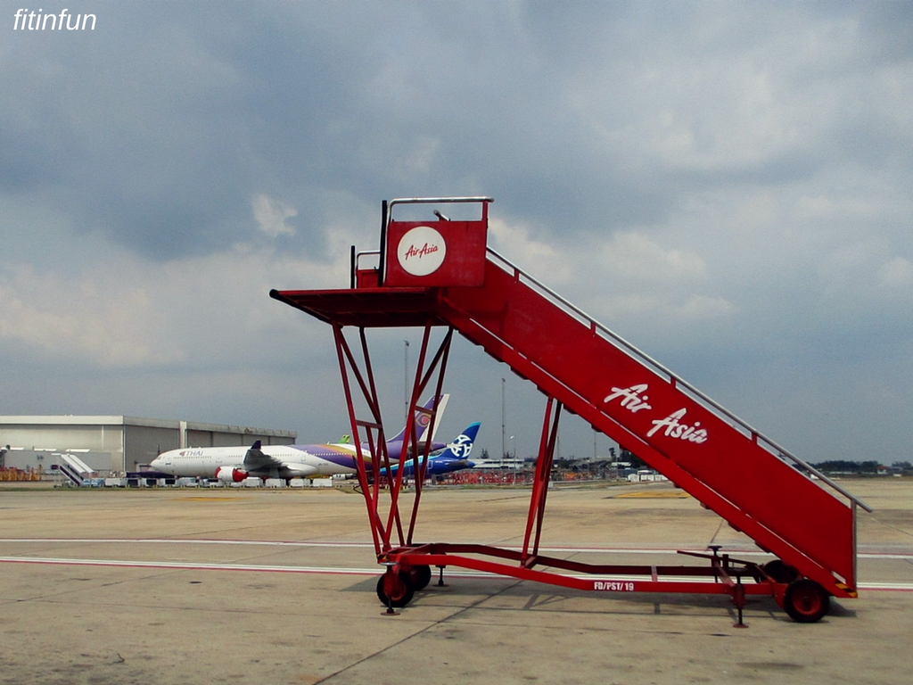 red air asia ramp service staircase fitinfun.jpg