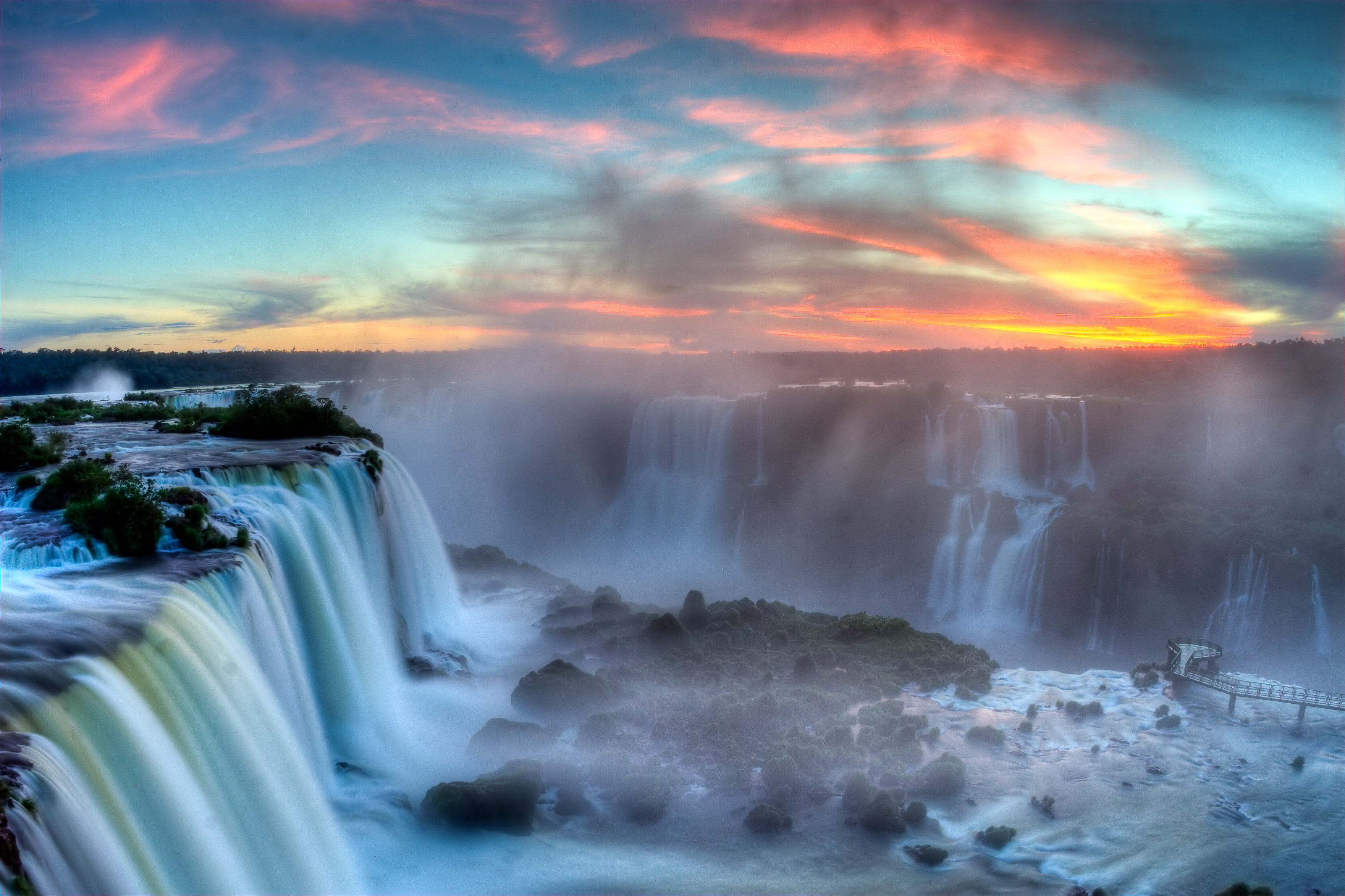 Sunset_over_Iguazu2.jpg