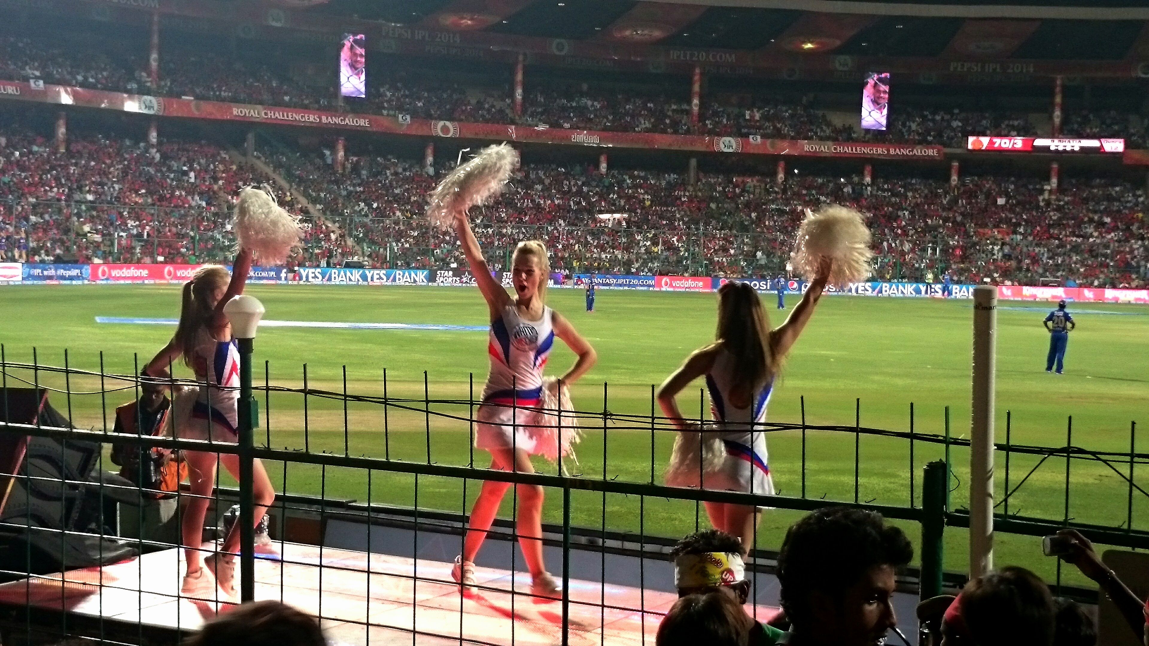 Cheerleaders_at_M_Chinnaswamy_Stadium_Indian_Premier_League_Match_Bangalore_India.jpg