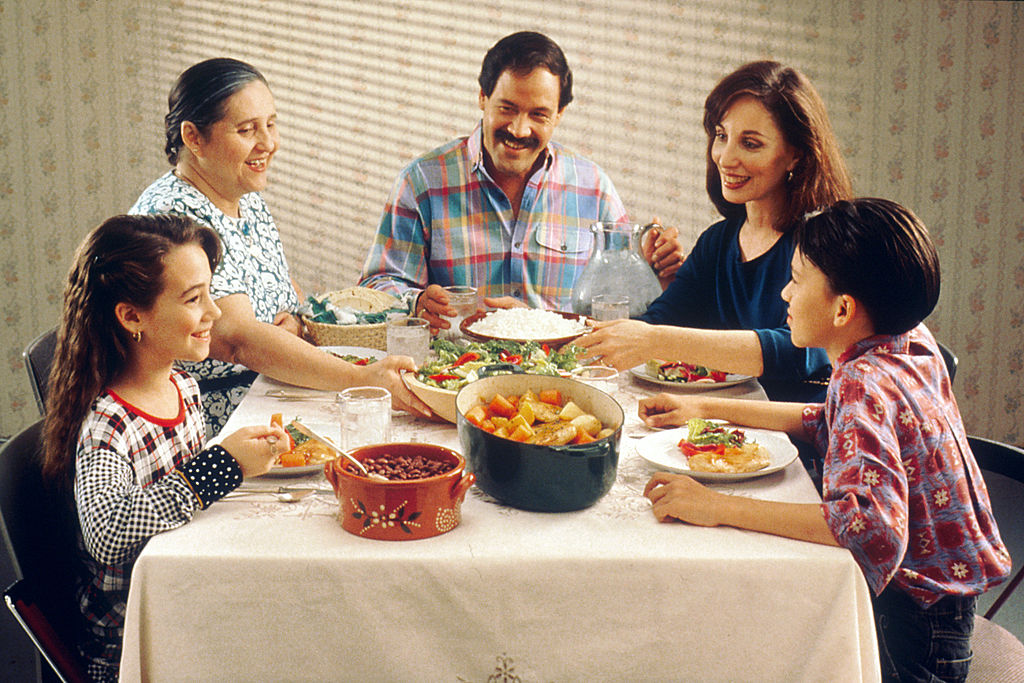 1024px-Family_eating_meal.jpg