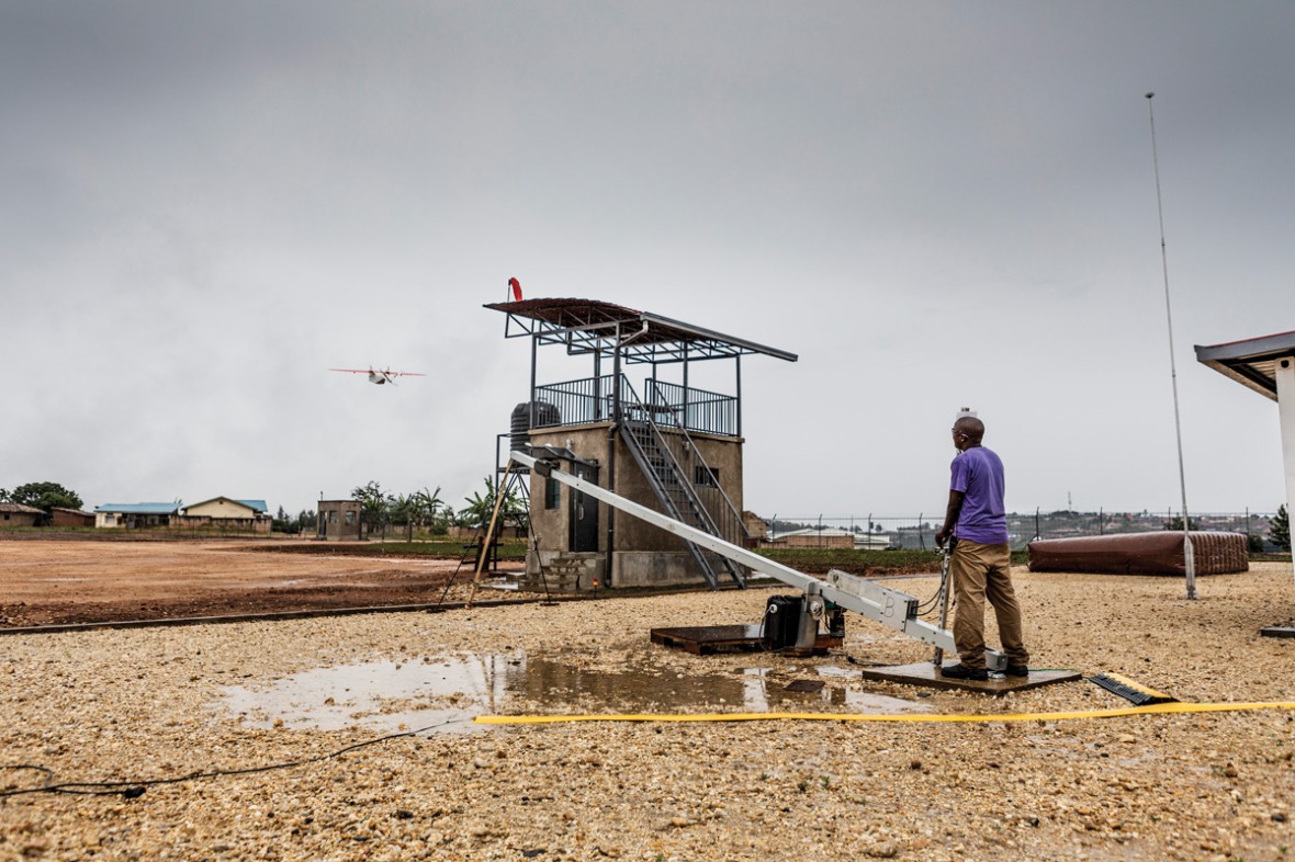 ja17-zipline-1_techreview_ruanda.jpg