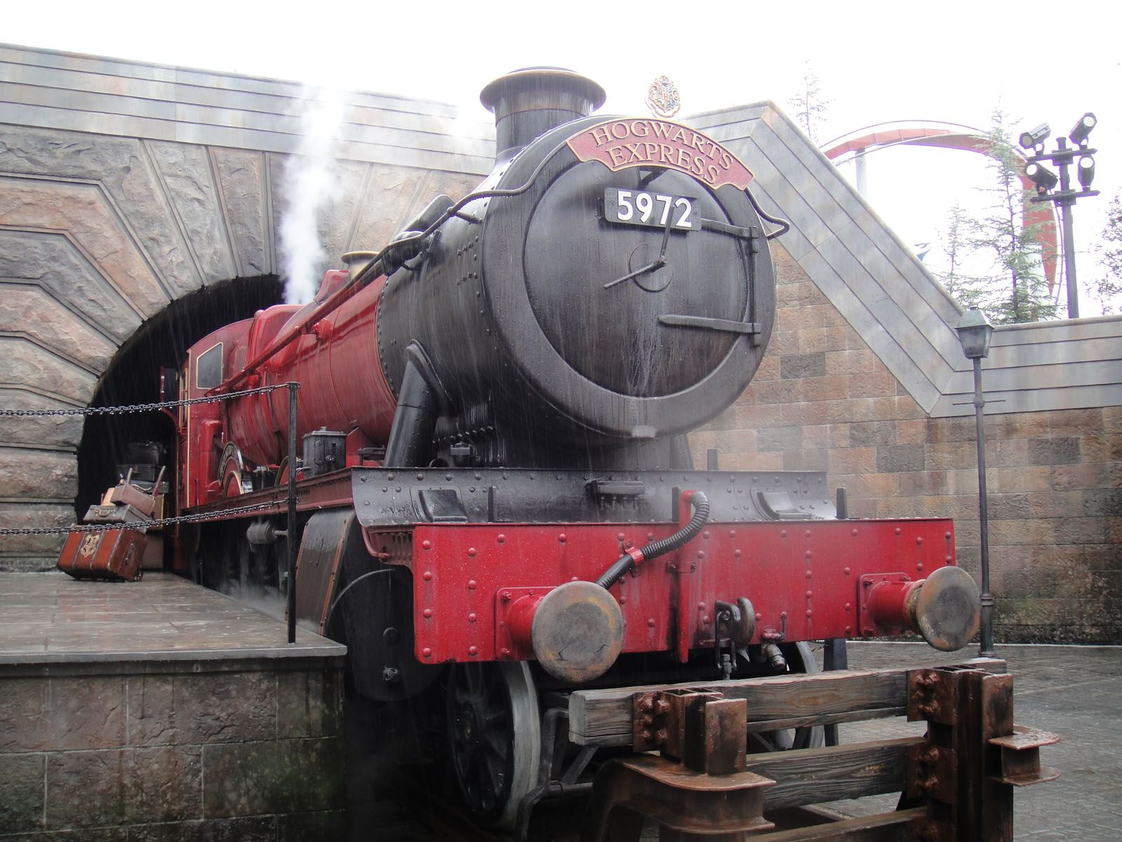 Wizarding_World_of_Harry_Potter_-_Hogwarts_Express_in_the_rain_(5013546793).jpg