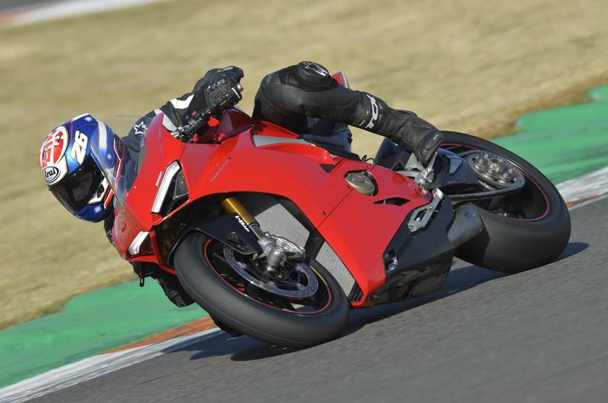 0_0_0_0_70_http---cdni.autocarindia.com-Reviews-PANIGALE-V4-S-lean-1.jpg