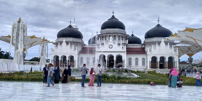 wisatawan-malaysia-takjub-lihat-kemegahan-masjid-baiturrahman-aceh.jpg