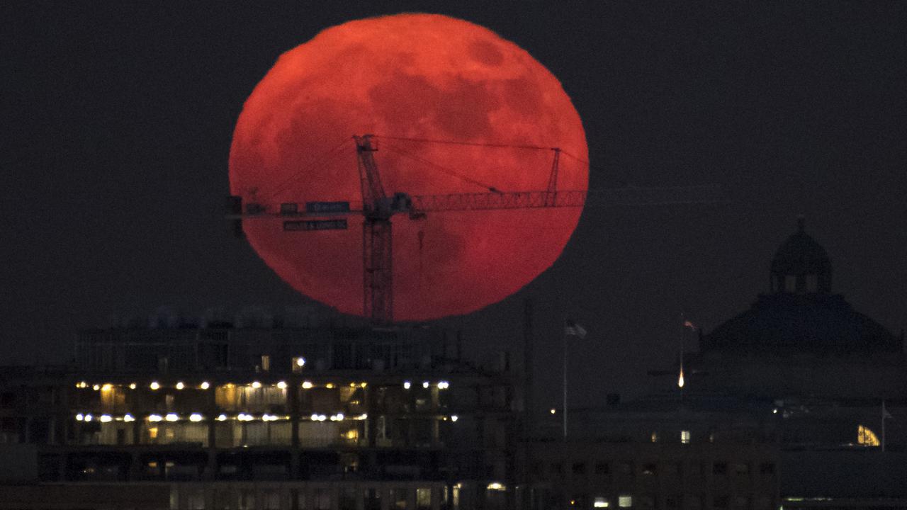 034220900_1512351510-20171203-Keindahan-Supermoon-di-Berbagai-Negara-AP-6.jpg