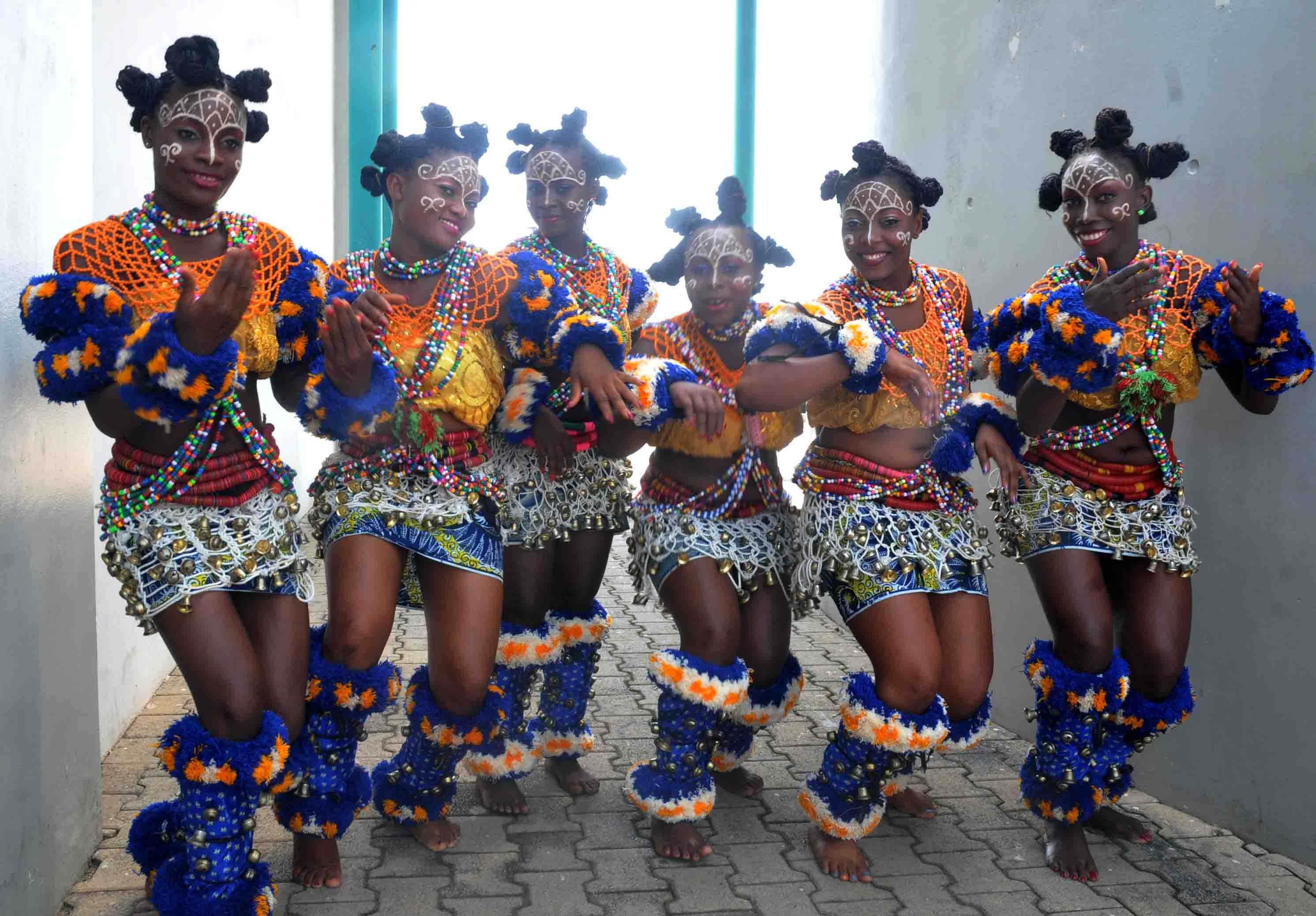 Темнокожие танцуют. Африкан Брэйдс. Калабар карнавал. Африканский костюм. Костюм африканца.