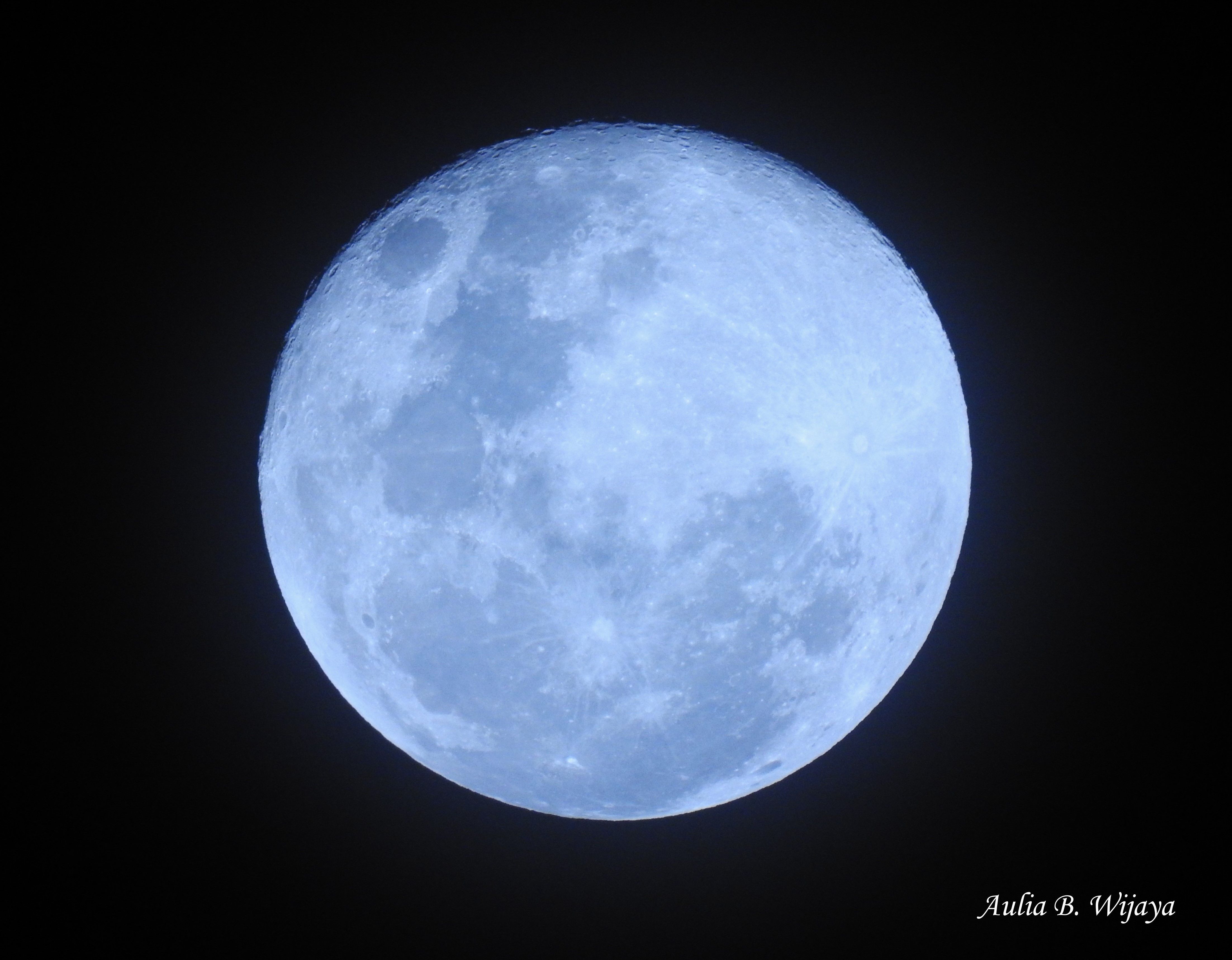 Есть синяя луна. Голубая Луна явление. Голубая Луна фото. Голубая Луна явление природы. Голубая Луна настоящая.