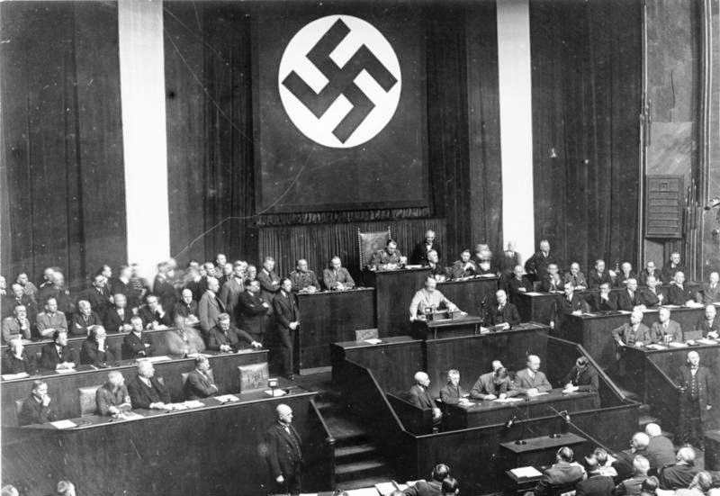 Bundesarchiv_Bild_102-14439,_Rede_Adolf_Hitlers_zum_Ermächtigungsgesetz.jpg