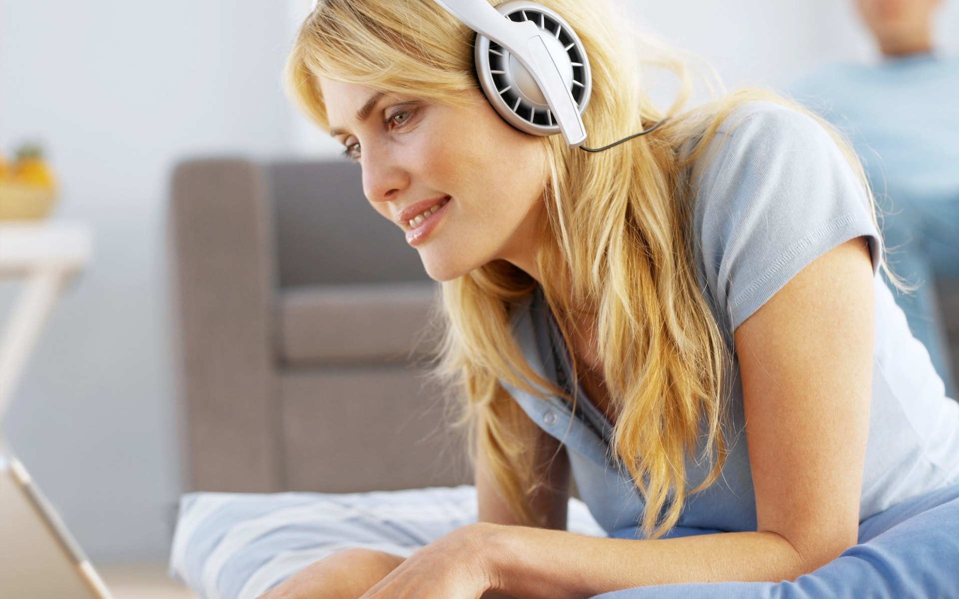1 they listen to music now. Человек слушает музыку. Подросток слушает музыку. Музыка и работоспособность. Слушать музыку во время работы.