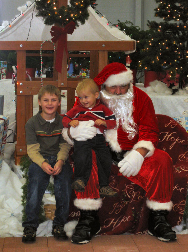 10-Creepiest-Santas-and-the-Kids-they-Terrorize-58500b758f358__605.jpg