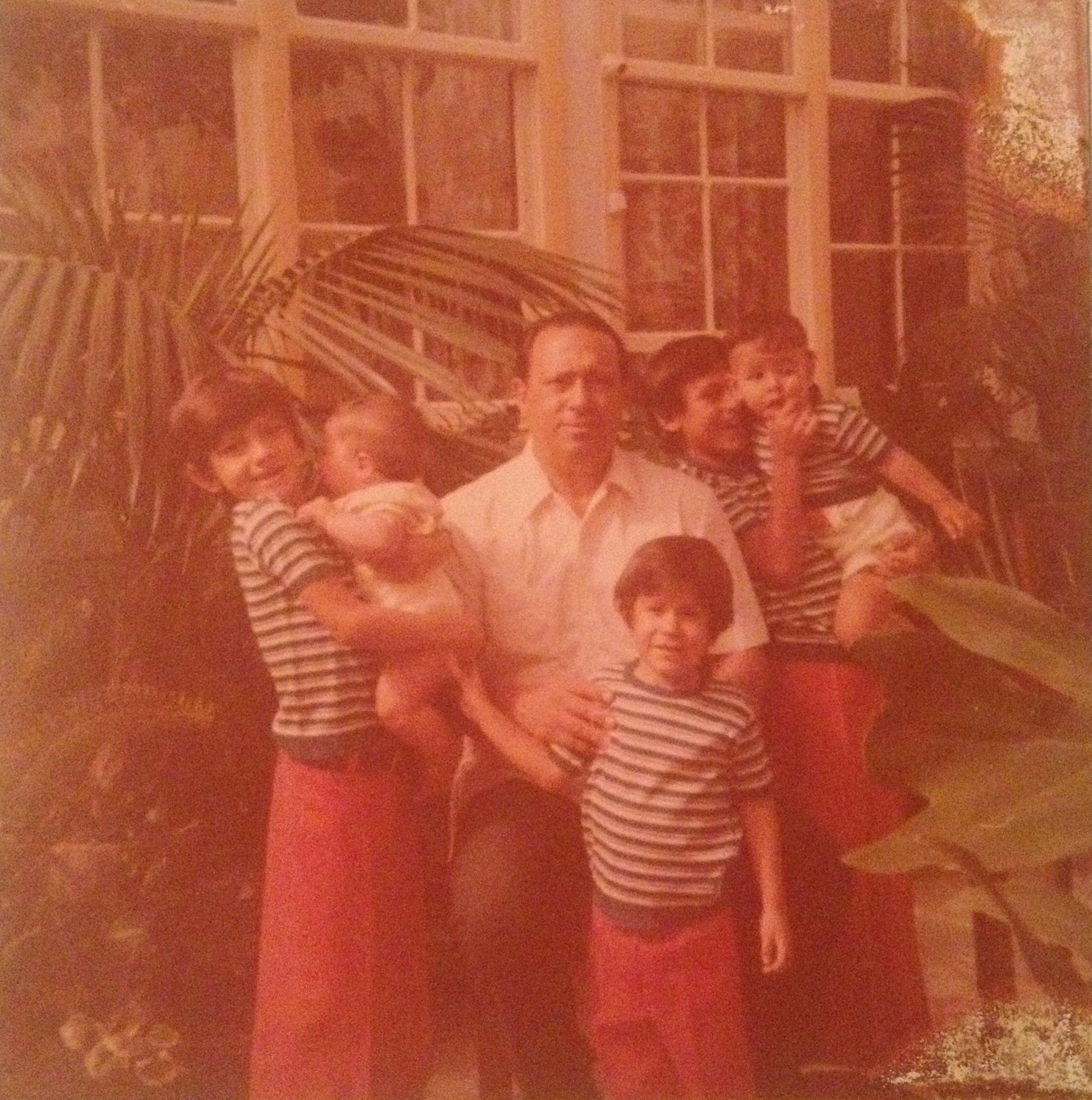 Abuelo Miguel y nietos.jpg