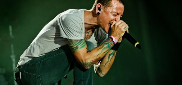 vocalista-do-linkin-park-e-encontrado-morto_1456595.jpg