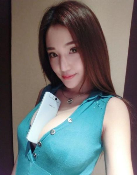 chinese_fitness_model_puts_her_boobs_to_a_strength_test_640_04.jpg