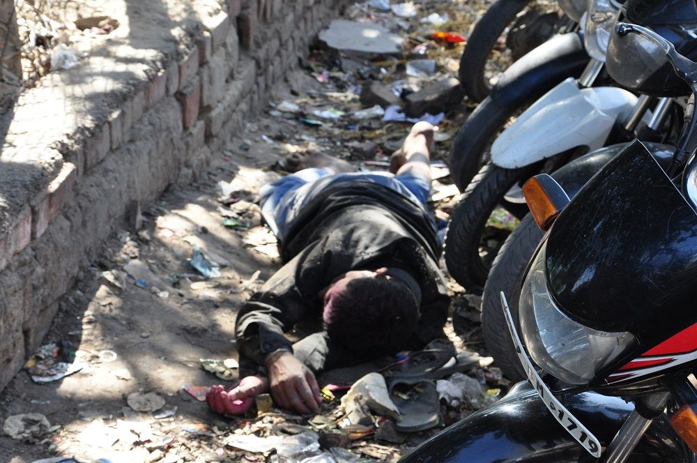 A man sleeping on a dirty street in Agra.jpg