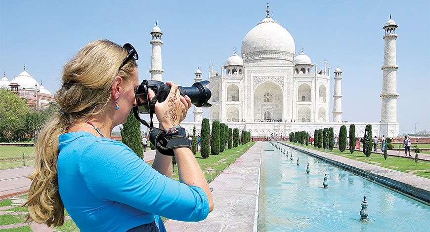 1495796491_AT6THj_Tourist-Taj-Mahal.jpg