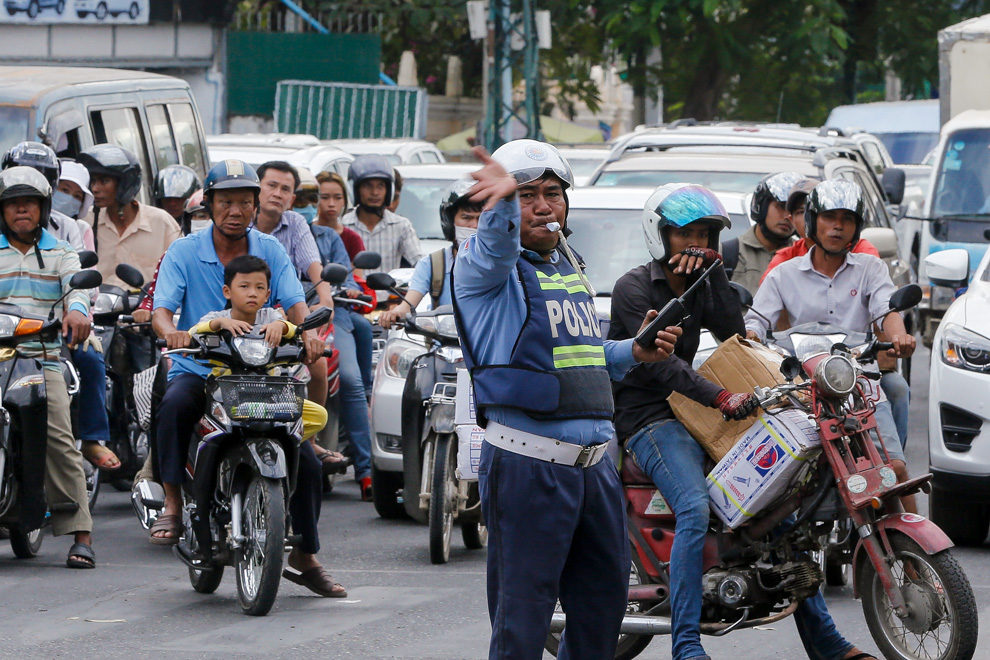 traffic_police_in_phnom_penh_08_12_2015_pha_lina.jpg