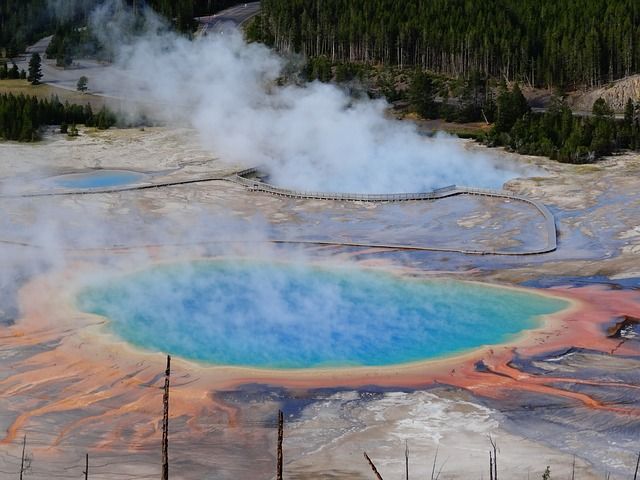 grand-prismatic-spring-302708_640.jpg