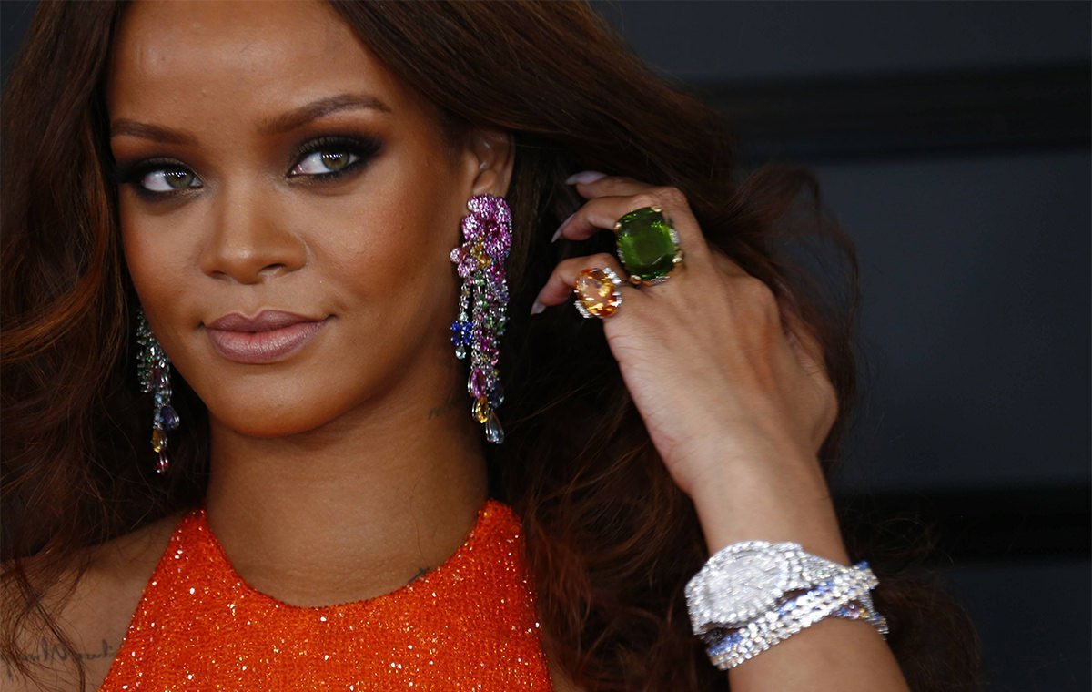 rihanna-chopard-chandelier-earrings-grammys.jpg