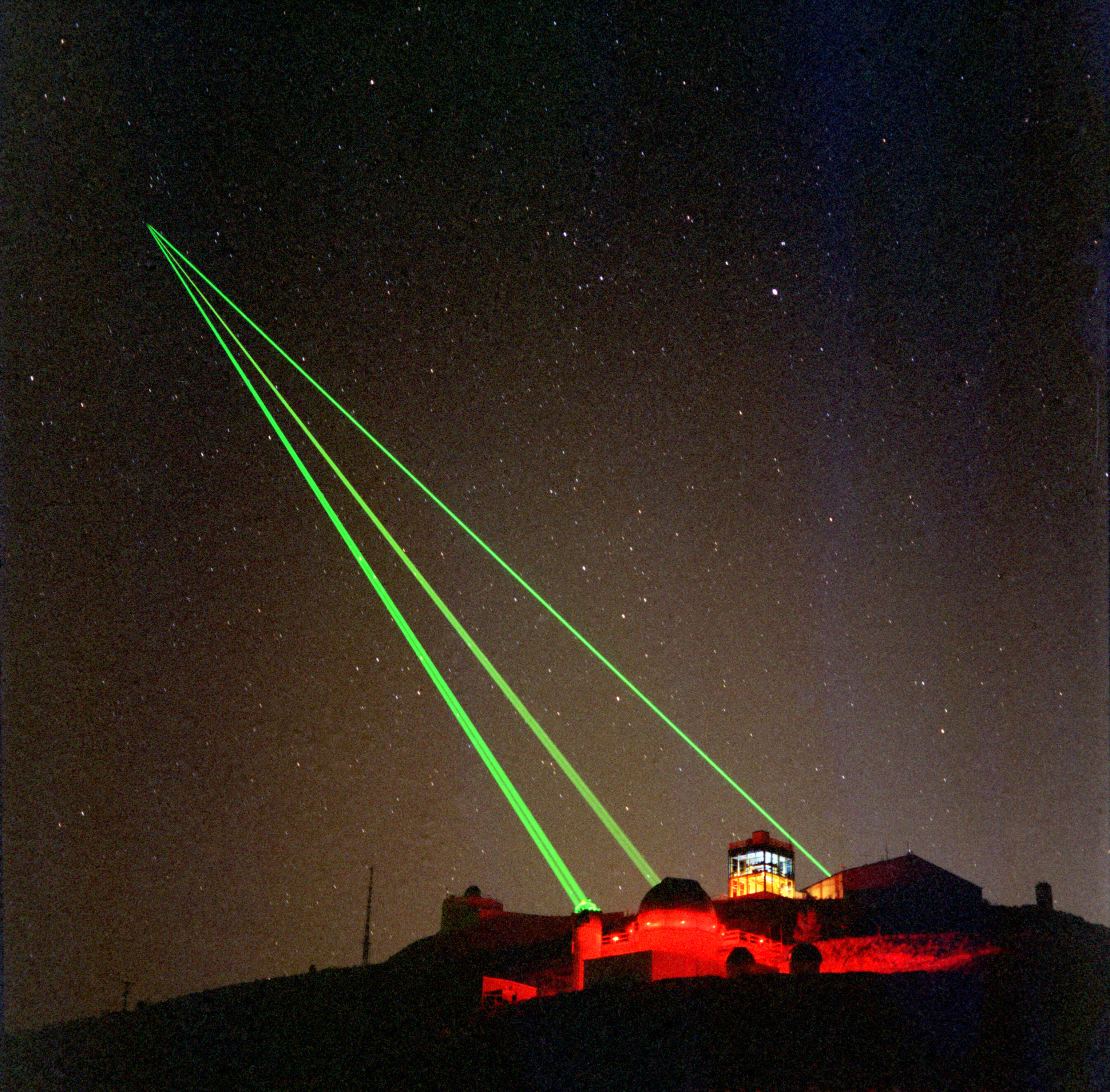 Starfire_Optical_Range_-_three_lasers_into_space.jpg