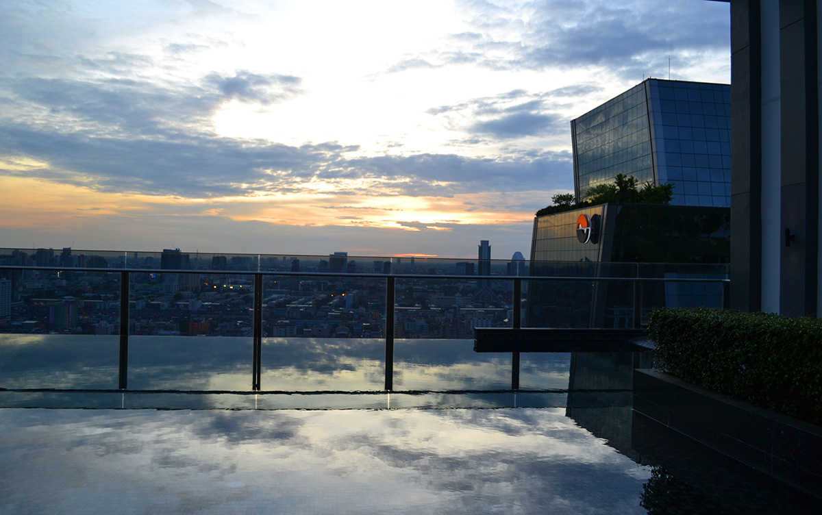 bangkok-3-jours-vue-piscine-rooftop.jpg