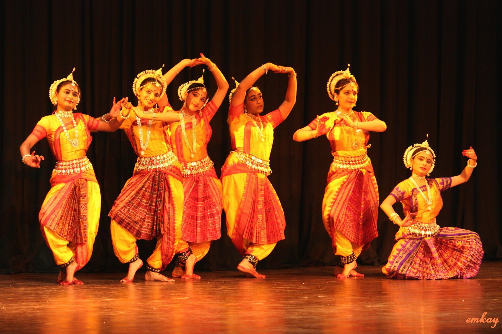 Odissi_in_a_Group.jpg