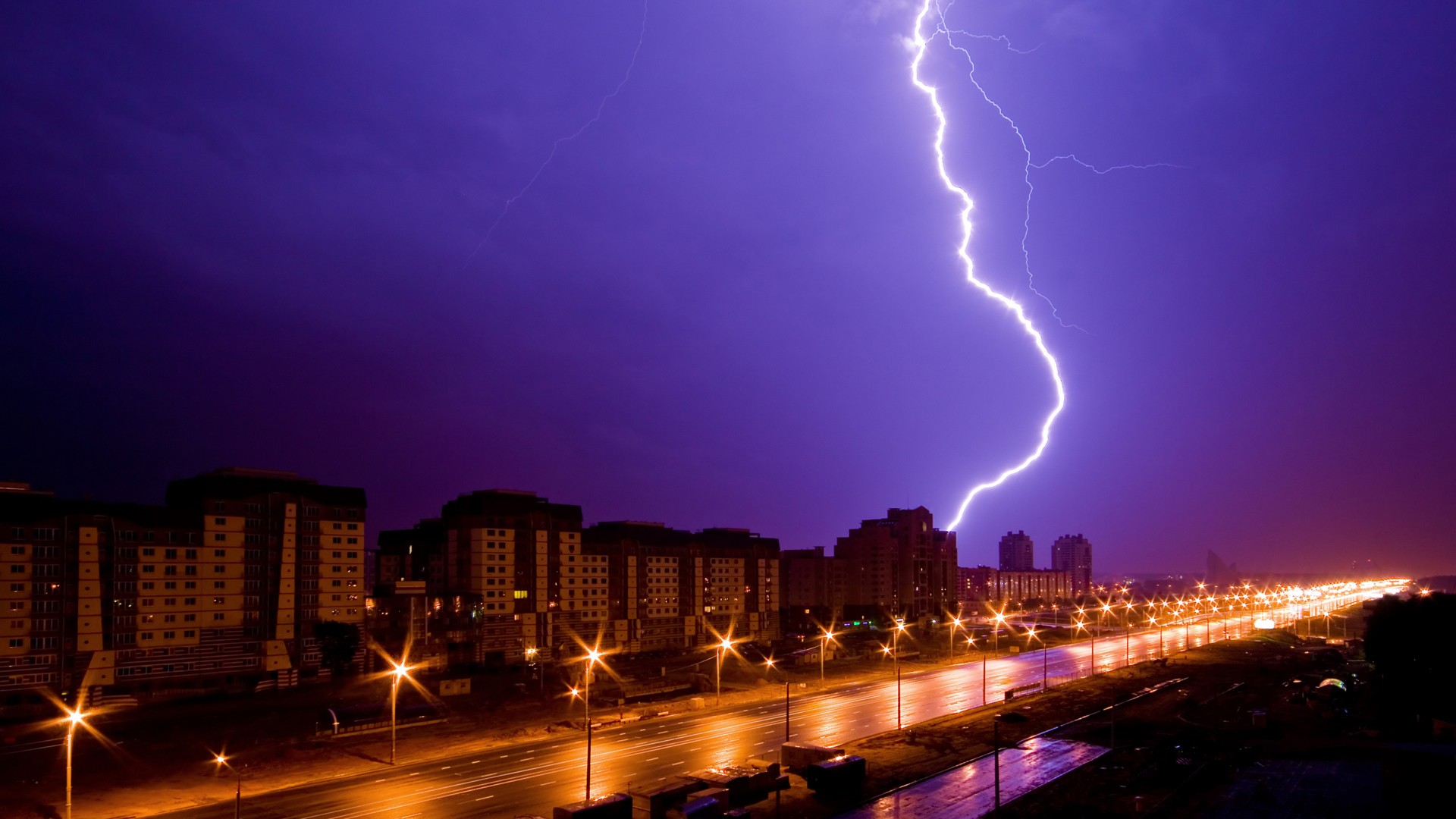 solitary-lightning-bolt-wallpaper.jpg