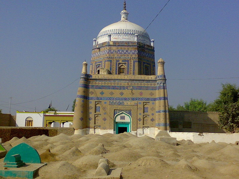 Shrine_of_Pir_Adil_Shah_and_Graveyard.jpg