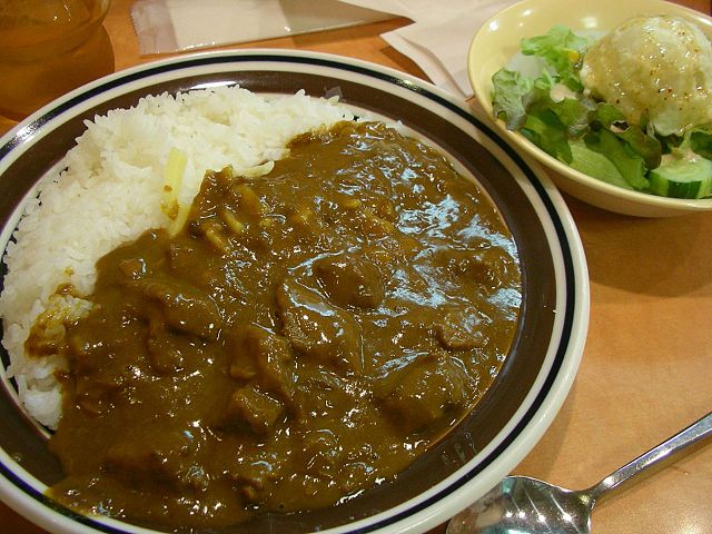 640px-Beef_cheese_curry_rice_with_salad_by_jetalone_in_Tokyo.jpg