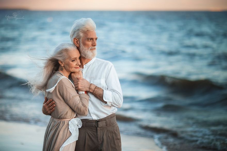 Russian-photographer-makes-wonderful-photos-with-an-elderly-couple-showing-that-love-transcends-time-5971bbf7bb530__880.jpg