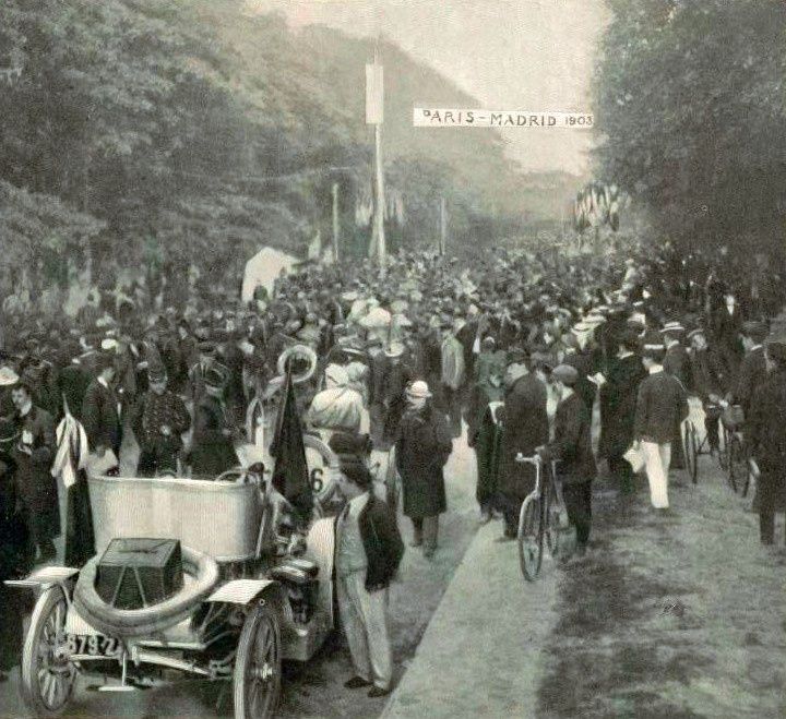 Le_départ_de_Paris-Madrid_1903_à_Versailles_(à_partir_de_4_heures_du_matin).jpg