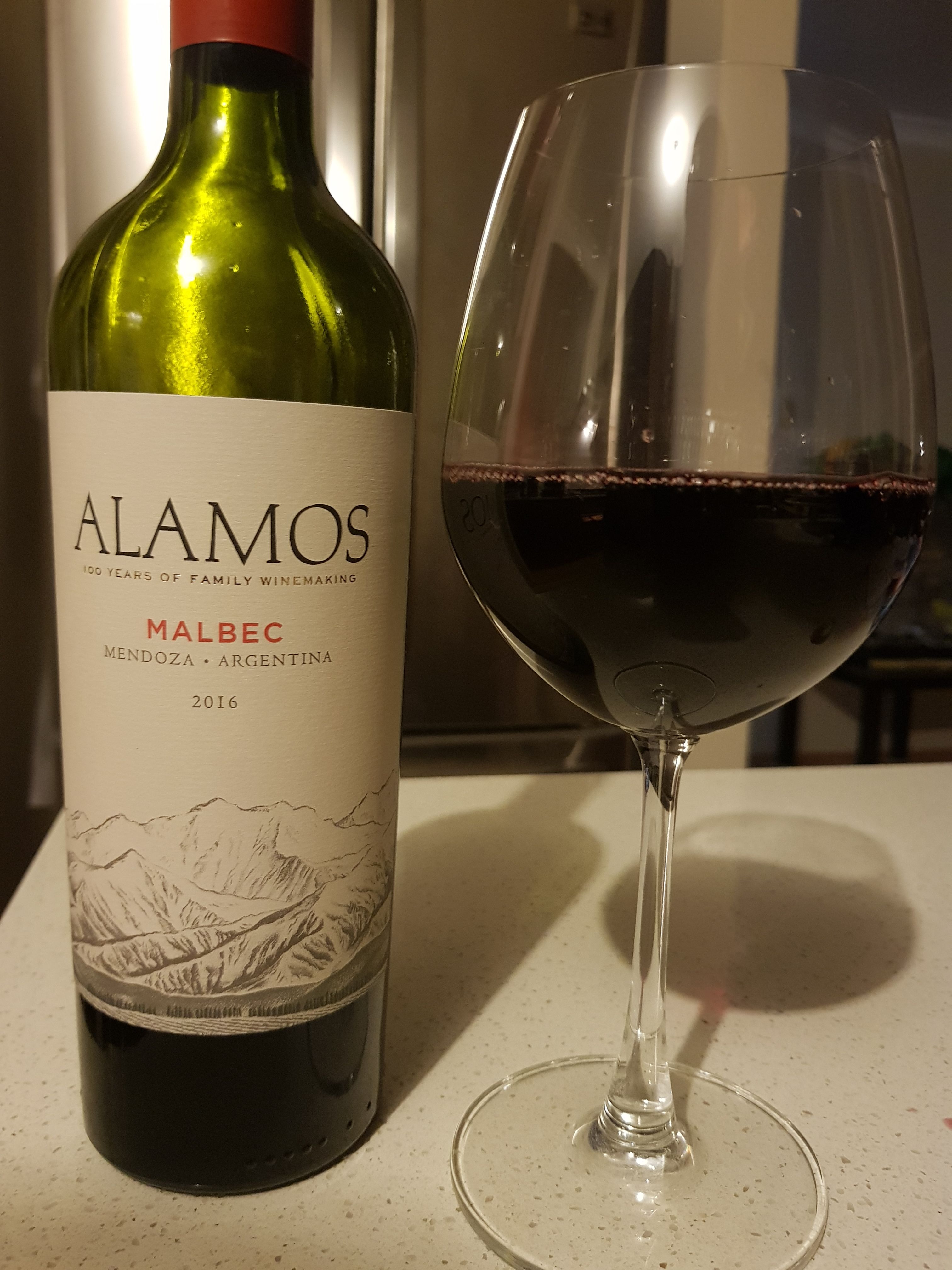 Вино мальбек мендоса. Malbec вино Аргентина. Мальбек вино Аргентина красное. Аргентинское вино Аламос Мальбек. Вино Mendoza Argentina Malbec.