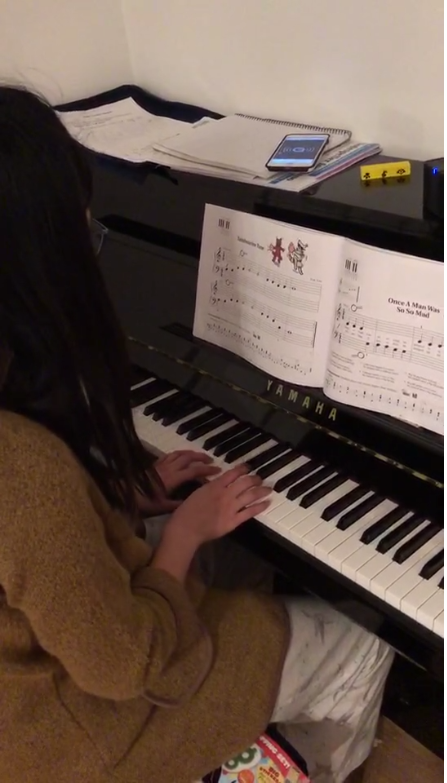 Mummy learns piano by herself and my son is trying to help her. 妈妈在学钢琴，孩子在帮忙