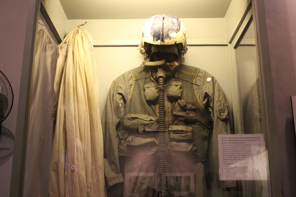 Hoa-Lo-Prison-Hanoi-Hilton-John-McCains-Flight-Suit-2.jpg