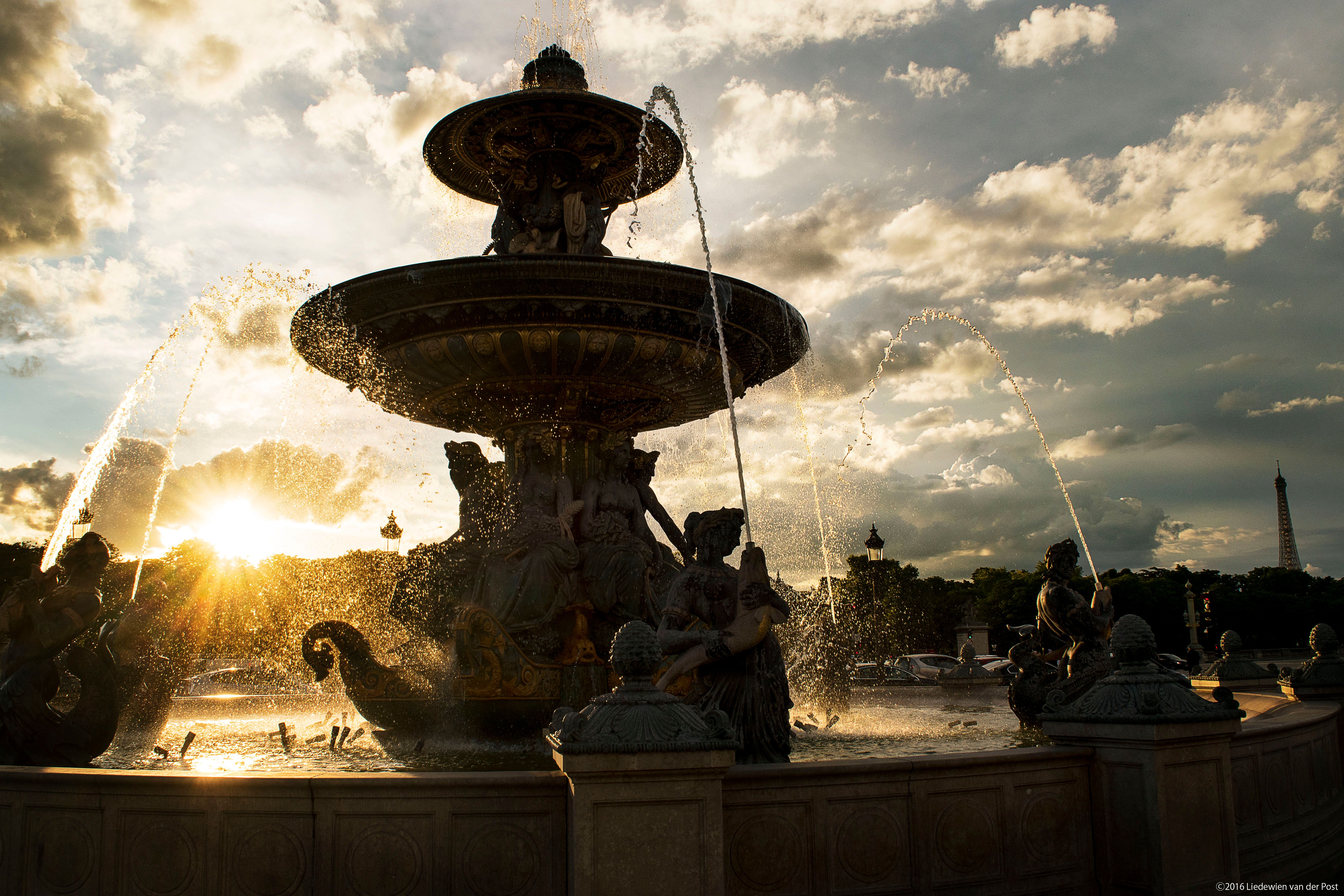 paris fountain eifeltorenbackground.jpg