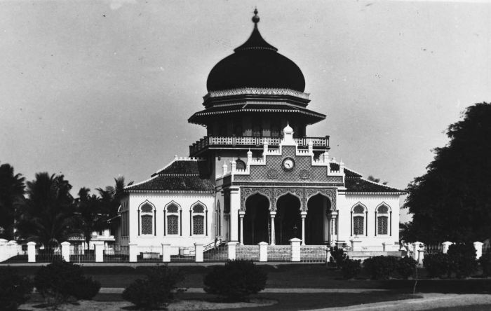 COLLECTIE_TROPENMUSEUM_De_Baiturrahman_moskee_in_Koetaradja_TMnr_60023672.jpg