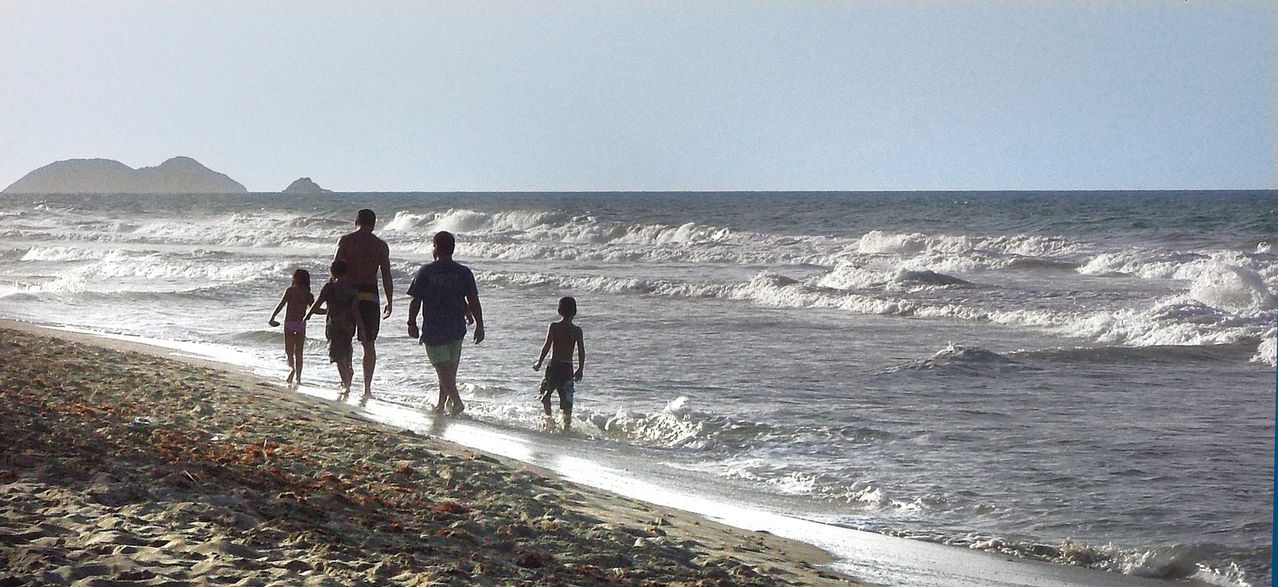 family-in-beach-margarita-island-1432362-1278x586.jpg