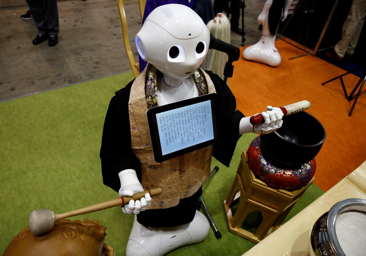 2017-08-23T105829Z_721881163_RC1B81CE6150_RTRMADP_3_JAPAN-ROBOTPRIEST.jpg