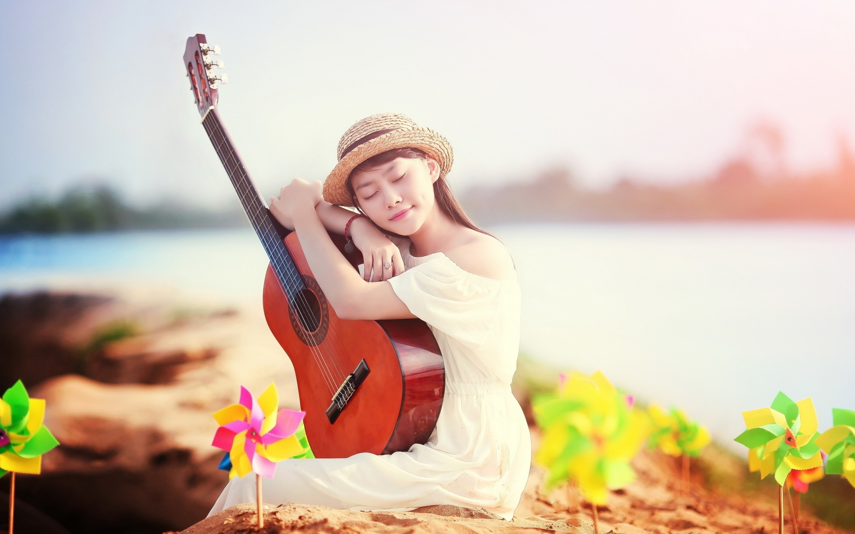 woman-playing-the-guitar-2K-wallpaper.jpg