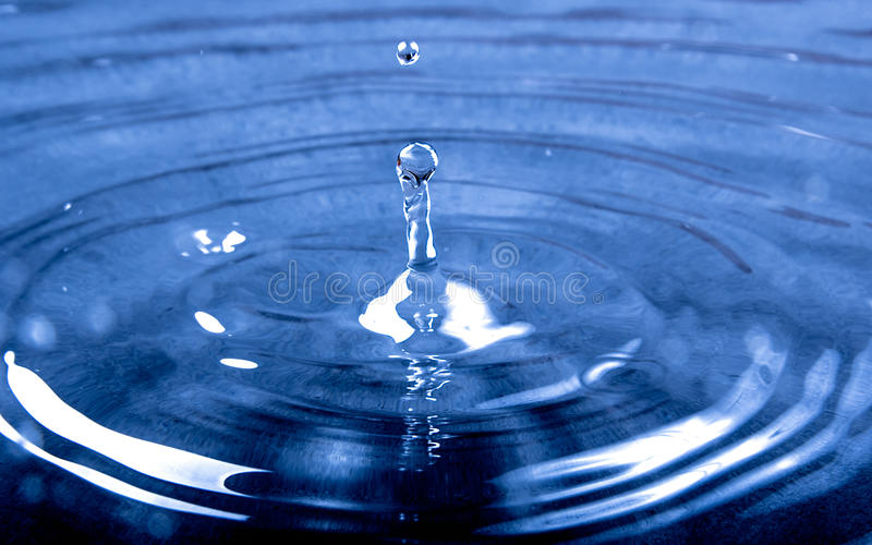 water-drop-to-calm-water-causing-wave-effect-82995056.jpg