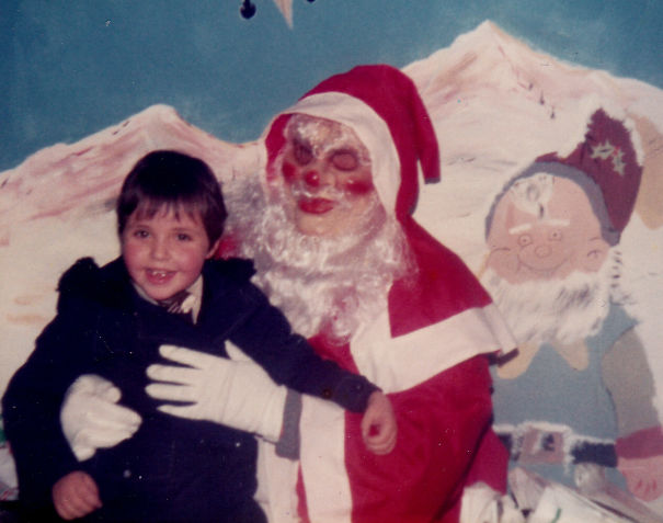 10-Creepiest-Santas-and-the-Kids-they-Terrorize-58500a534906b__605.jpg